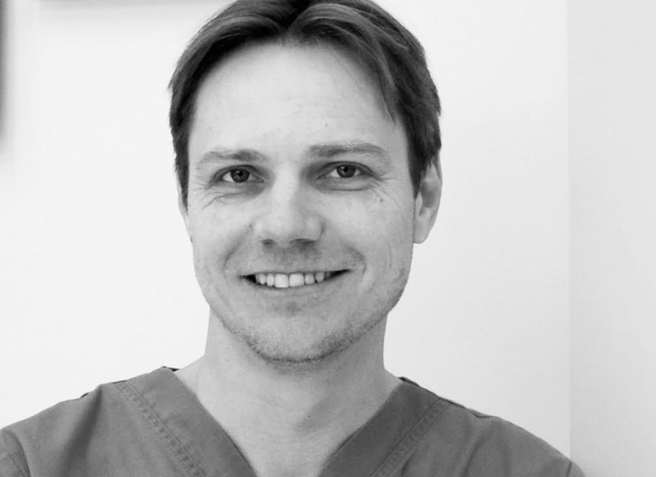 DMC dental clinic, Врач стоматолог-хирург - Денис Ильин